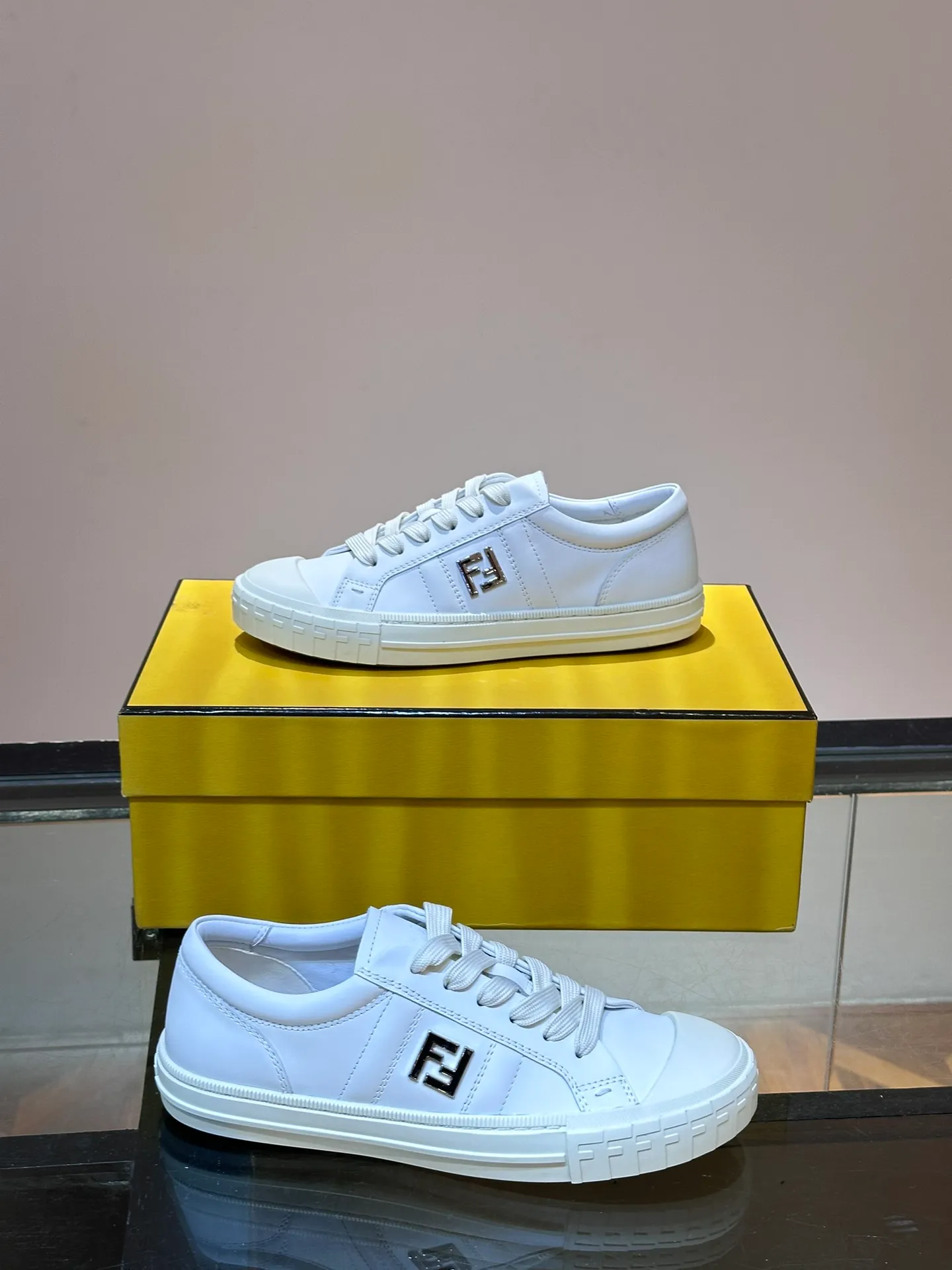 Men's Men's Shoes 💰380 [New Style] 🍿🍿Fendi Fendi Casual Sneakers Skateboard Shoes, the new Domino sneakers have become a favorite shoe. For those who want to create a simple and FENDI-characteristic look, this shoe is the perfect choice. Because this sneaker is one of the most cost-effective among FENDI's entry-level sneakers, it provides a great opportunity to attract and attract all customers who love easy and comfortable everyday sneakers. Size: 38-45 (men’s size 38.45 customized)